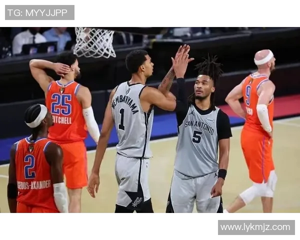 3月3日NBA焦点战雷霆对决马刺两队全力争胜精彩对抗即将上演 3月3日NBA焦点战雷霆对决马刺两队全力争胜精彩对抗即将上演