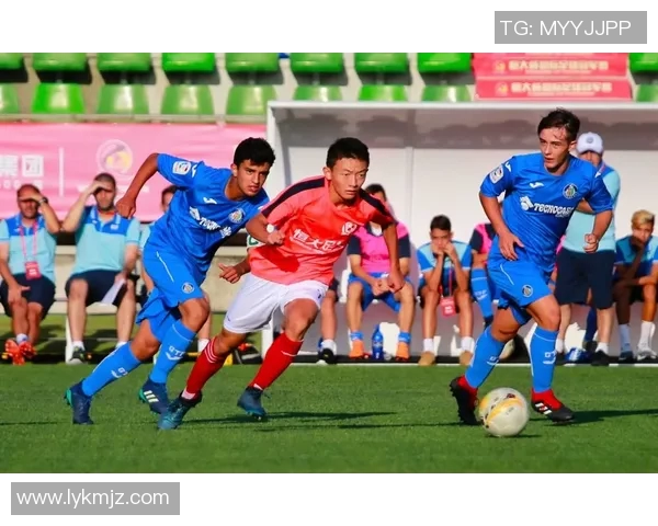 埃莫西约与魔鬼鱼的激烈对决揭示了足球战术与团队精神的完美结合