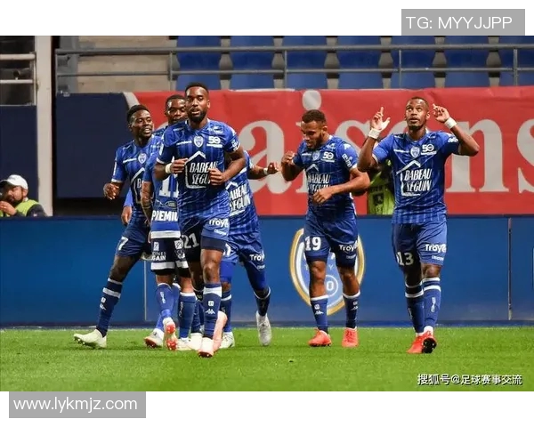 拉奇与莫尔德的精彩对决揭示足球战术与团队合作的魅力